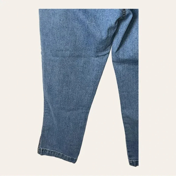 0017W. LEVI’S CAPRIS SLIT ON‎ SIDE LIGHTER WASH SIZE 6 - Picture 10 of 11